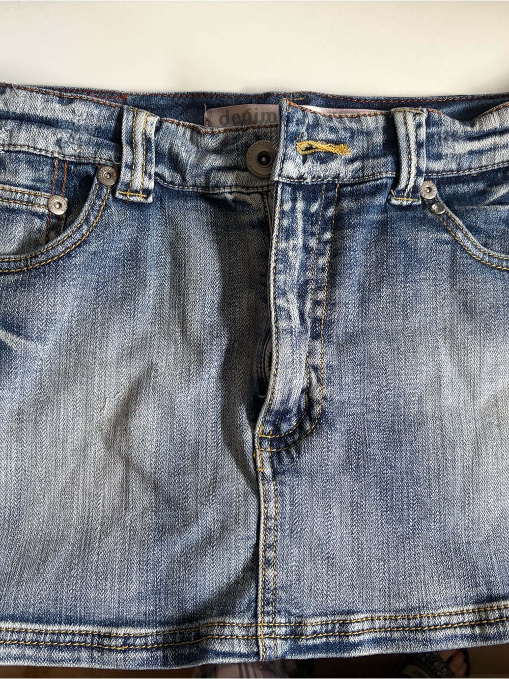2000’s Light Blue Denim Mini Skirt - Classic Washed Look Whit Pink Detail